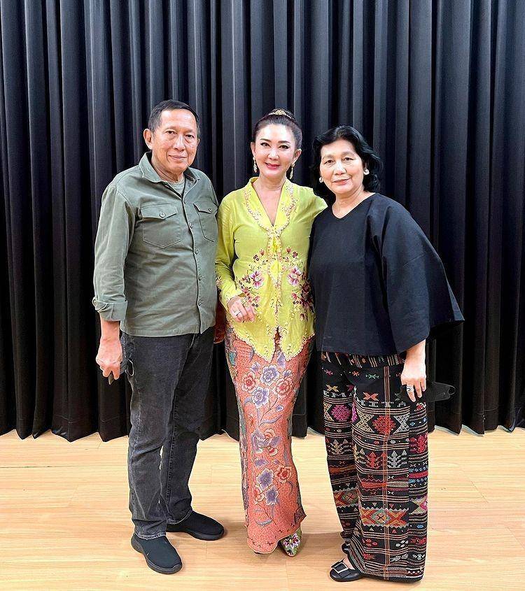 Kebaya Aylawati Sarwono (instagram.com/aylawati_sarwono)