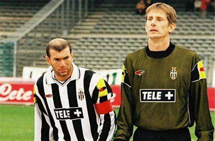 Van der sar saat berseragam Juventus (football5star.com)
