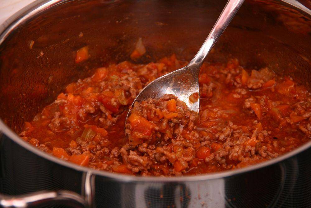 ilustrasi memasak saus bolognese (commons.wikimedia.org/Katrin Morenz)