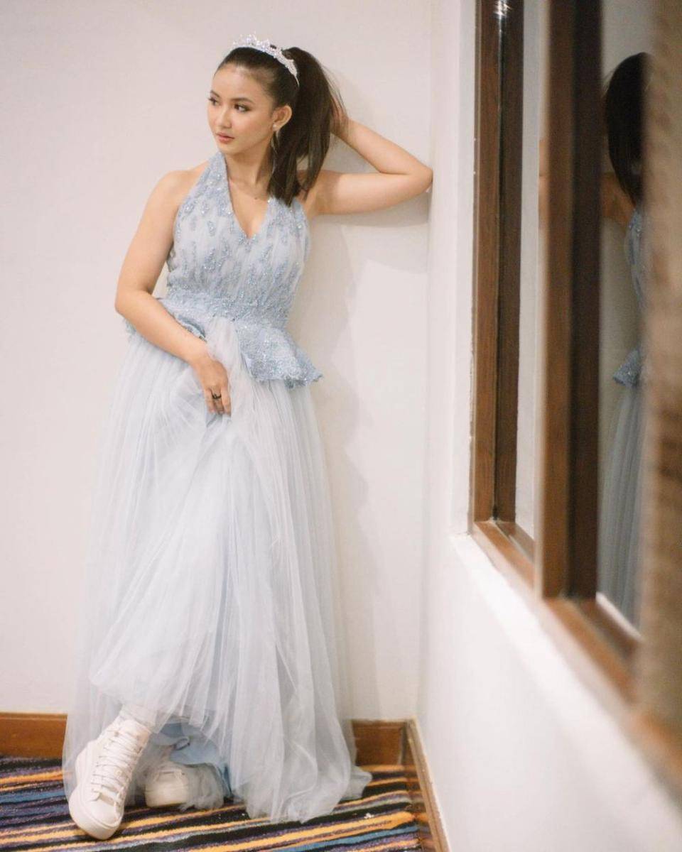 gaun resepsi 2022 (instagram.com/dindazani)