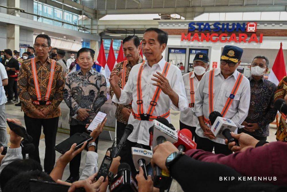 Presiden RI Joko Widodo didampingi Menteri Perhubungan Budi Karya Sumadi, Menteri Koordinator Bidang Kemaritiman dan Investasi Luhut Binsar Panjaitan, Menteri Perencanaan Pembangunan Nasional Suharso Monoarfa, Menteri Pekerjaan Umum dan Perumahan Rakyat Basuki Hadimuljono, dan Pj Gubernur DKI Jakarta Heru Budi Hartono meresmikan pengembangan Stasiun Manggarai Tahap 1, pada Senin (26/12). (Dok. DJKA)