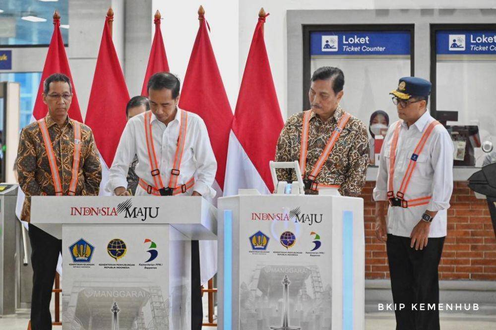 Presiden RI Joko Widodo didampingi Menteri Perhubungan Budi Karya Sumadi, Menteri Koordinator Bidang Kemaritiman dan Investasi Luhut Binsar Panjaitan, Menteri Perencanaan Pembangunan Nasional Suharso Monoarfa, Menteri Pekerjaan Umum dan Perumahan Rakyat Basuki Hadimuljono, dan Pj Gubernur DKI Jakarta Heru Budi Hartono meresmikan pengembangan Stasiun Manggarai Tahap 1, pada Senin (26/12). (Dok. DJKA)