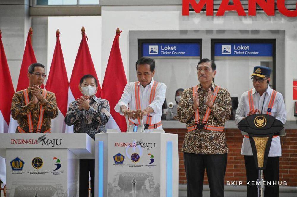 Presiden RI Joko Widodo didampingi Menteri Perhubungan Budi Karya Sumadi, Menteri Koordinator Bidang Kemaritiman dan Investasi Luhut Binsar Panjaitan, Menteri Perencanaan Pembangunan Nasional Suharso Monoarfa, Menteri Pekerjaan Umum dan Perumahan Rakyat Basuki Hadimuljono, dan Pj Gubernur DKI Jakarta Heru Budi Hartono meresmikan pengembangan Stasiun Manggarai Tahap 1, pada Senin (26/12). (Dok. DJKA)