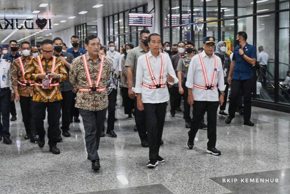 Presiden RI Joko Widodo didampingi Menteri Perhubungan Budi Karya Sumadi, Menteri Koordinator Bidang Kemaritiman dan Investasi Luhut Binsar Panjaitan, Menteri Perencanaan Pembangunan Nasional Suharso Monoarfa, Menteri Pekerjaan Umum dan Perumahan Rakyat Basuki Hadimuljono, dan Pj Gubernur DKI Jakarta Heru Budi Hartono meresmikan pengembangan Stasiun Manggarai Tahap 1, pada Senin (26/12). (Dok. DJKA)