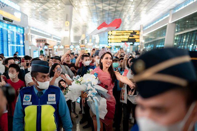9 Potret Keberangkatan Laksmi Suardana ke Ajang Miss Universe 2022