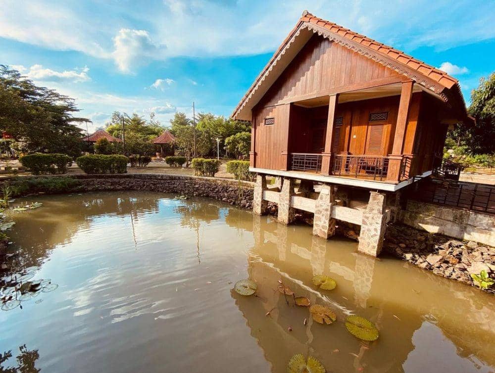 Bangunan menyerupai rumah adat Betawi di Setu Babakan (instagram.com/bang_rubens)