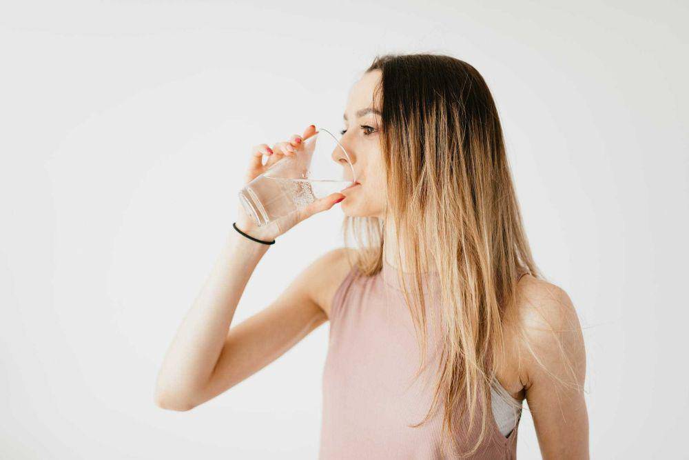 ilustrasi minum air (pexels.com/Karolina Grabowska)