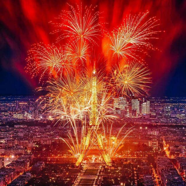 Kota Paris dengan Menara Eiffel di malam Tahun Baru. (instagram.com/katia_mi_)