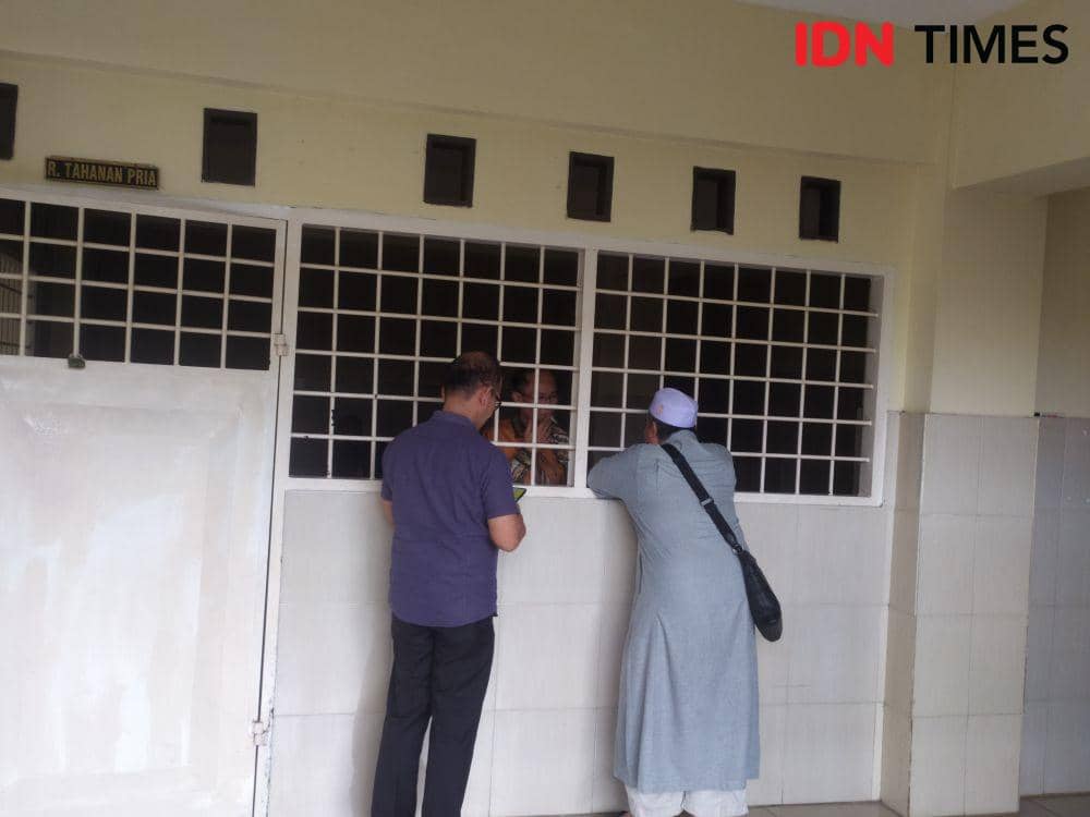 [BREAKING] Penyuap Rektor Unila Tiba di Pengadilan Disambut Keluarga