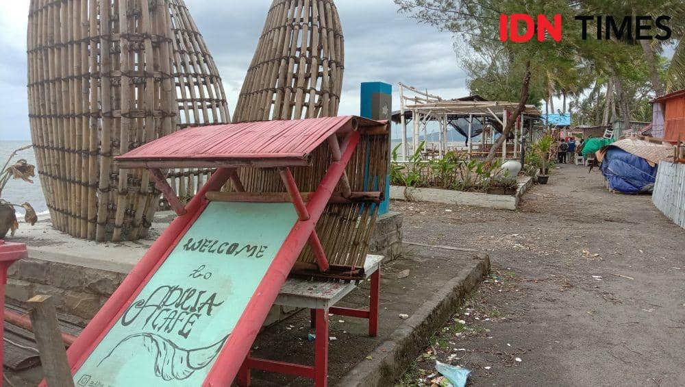Lapak di Pantai Mapak Indah Kota Mataram yang porak-poranda akibat diterjang gelombang pasang. (IDN Times/Muhammad Nasir)