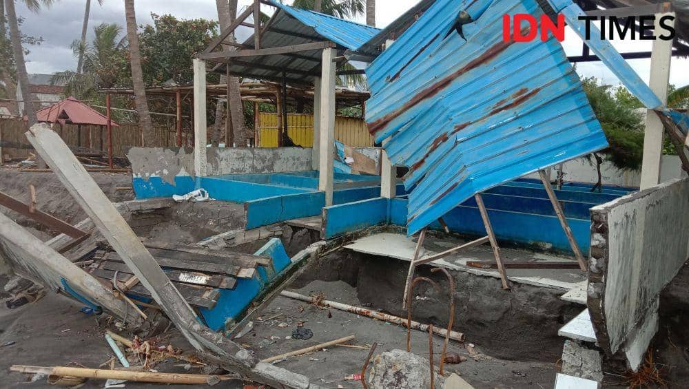 Tempat konservasi penyu di Pantai Mapak Indah yang rusak Diterjang gelombang pasang. (IDN Times/Muhammad Nasir)
