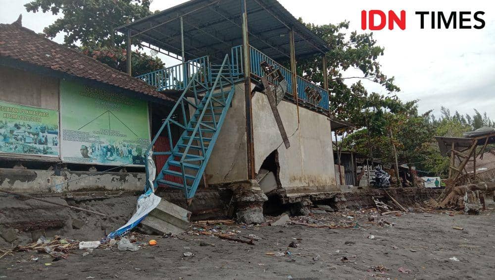Rumah warga yang rusak Diterjang gelombang pasang di Pantai Mapak Indah Kota Mataram. (IDN Times/Muhammad Nasir)