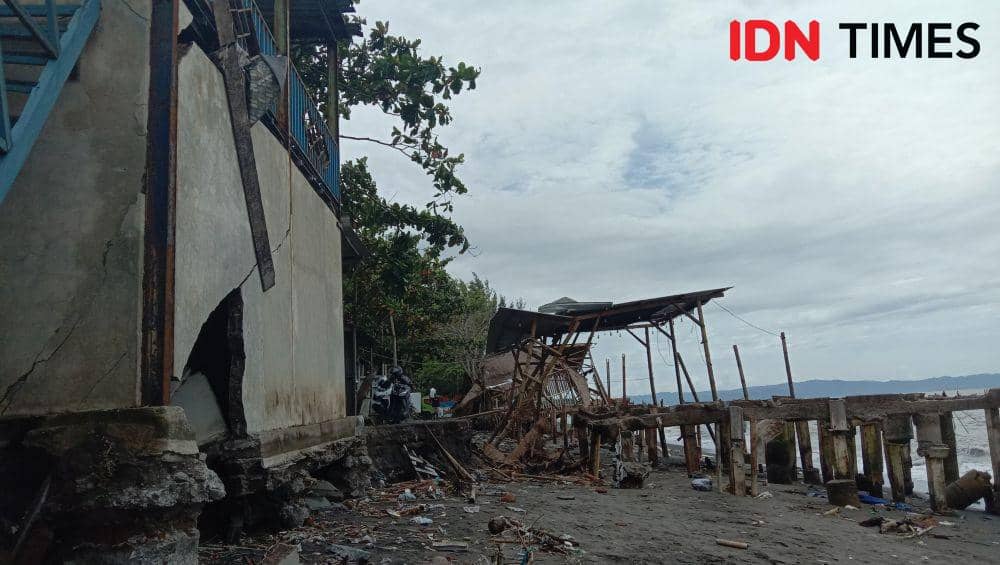 Rumah warga di Mapak Indah Kota Mataram yang rusak Diterjang gelombang pasang beberapa waktu lalu. (IDN Times/Muhammad Nasir)