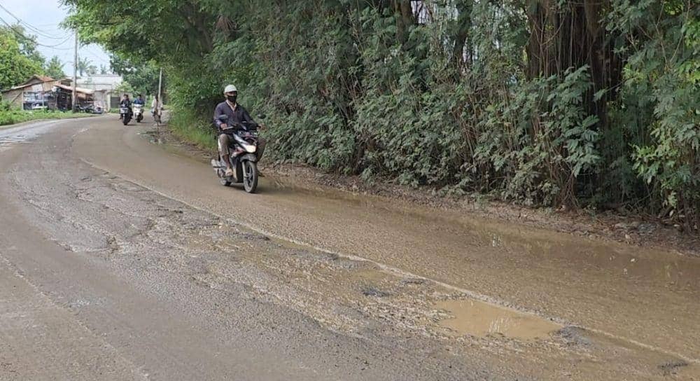Usai Banjir Rob, Warga Tanjung Pasir Keluhkan Jalan Licin