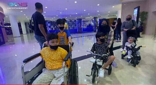 Rafathar dan dua sahabat difabelnya (youtube.com/Rans Entertainment)