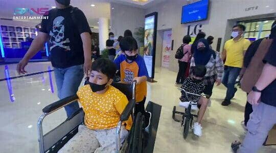 9 Momen Rafathar Dorong Kursi Roda Teman Difabel di Mal, Banjir Pujian