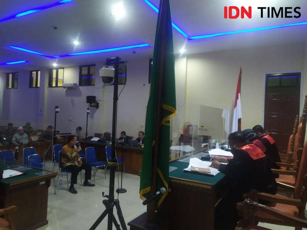 Terdakwa Andi Desfiandi saat menjalani pemeriksaan terdakwa di PN Tipikor Tanjungkarang, Selasa (27/12/2022). (IDN Times/Tama Yudha Wiguna).