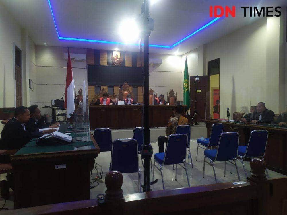 Terdakwa Andi Desfiandi saat menjalani pemeriksaan terdakwa di PN Tipikor Tanjungkarang, Selasa (27/12/2022). (IDN Times/Tama Yudha Wiguna).