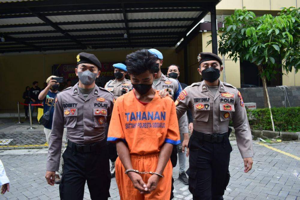 Pelaku pembunuhan wanita di Kos daerah Krembung, Sidoarjo, Selasa (27/12/2022). (Dok. Humas Polresta Sidoarjo).