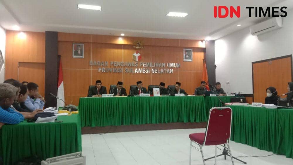 Bawaslu Sulsel menggelar sidang dugaan pelanggaran administrasi KPU di kantor Bawaslu Sulsel, Selasa (27/12/2022). IDN Times/Asrhawi Muin