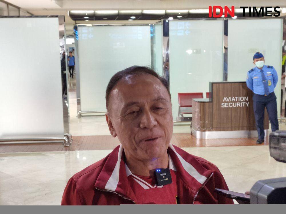 Ketua Umum PSSI, Mochamad Iriawan saat tiba bersama Timnas Indonesia di Bandara Soekarno-Hatta, Selasa (27/12/2022). (IDN Times/Tino).