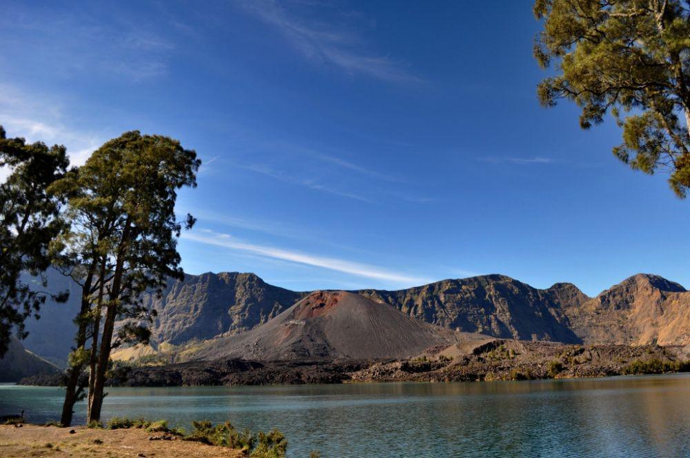 Danau Segara Anak dan Gunung Barujari, Rinjani Lombok. (rinjaninationalpark.id)