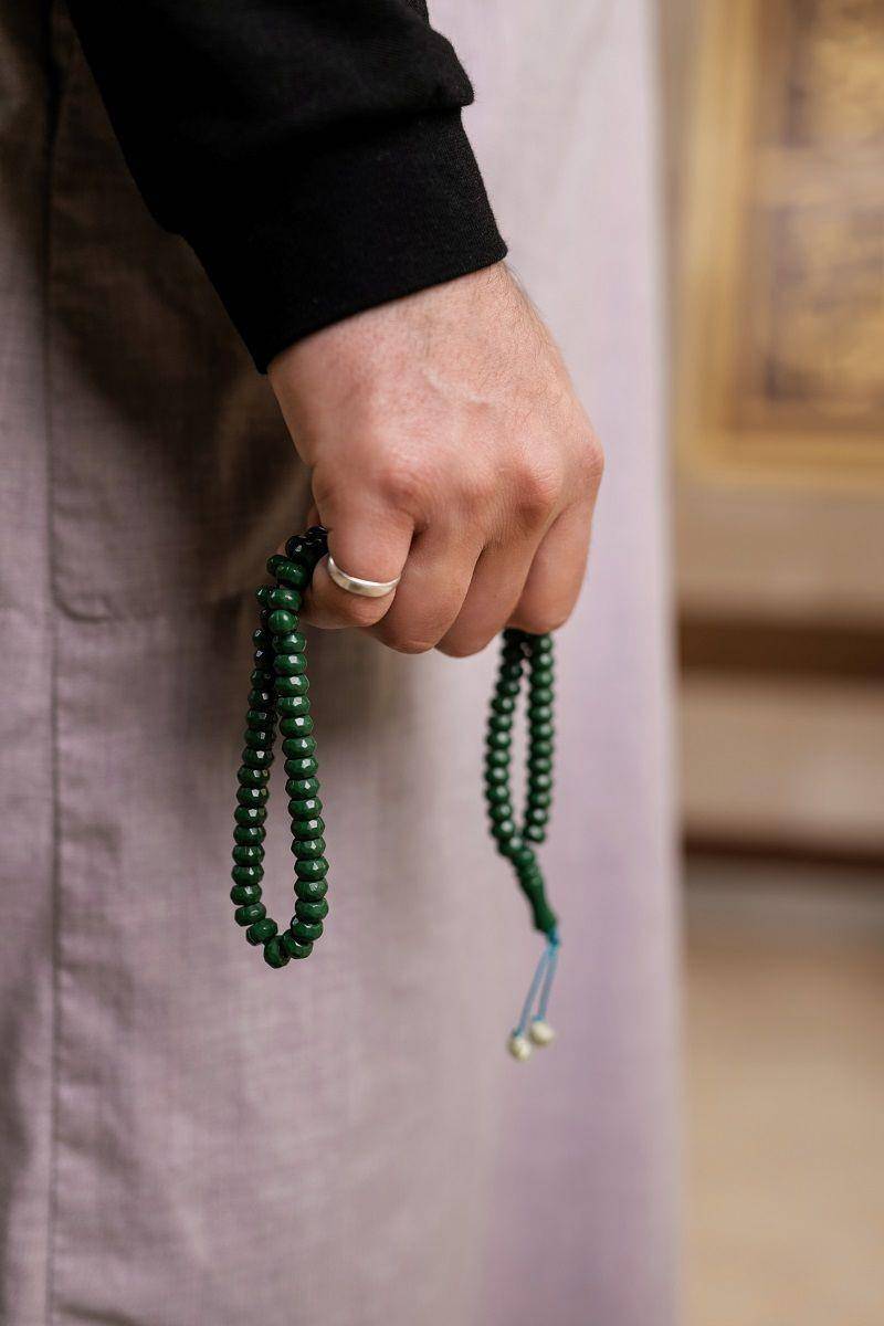 ilustrasi memegang tasbih (pexels.com/Alena Darmel)