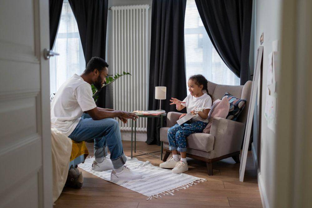ilustrasi ayah dan anak mengobrol (pexels.com/cottonbro studio)