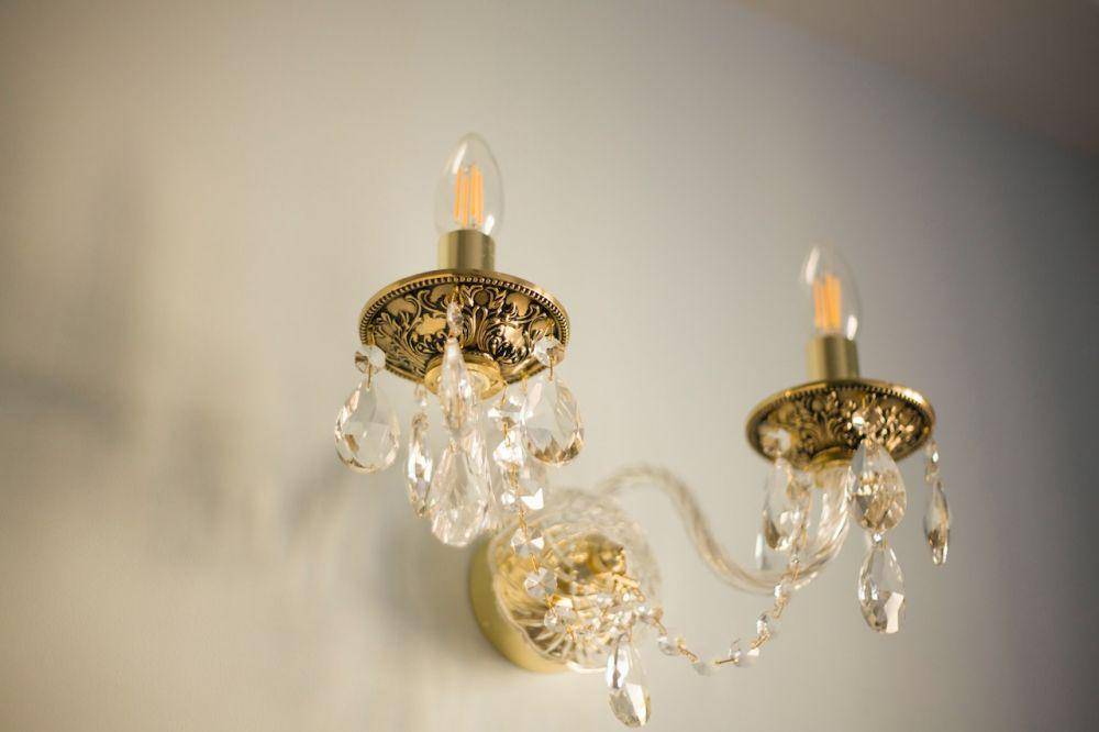 ilustrasi lampu sconces dinding dengan gaya klasik (pexels.com/Ikke mist deg selv Goshawk)
