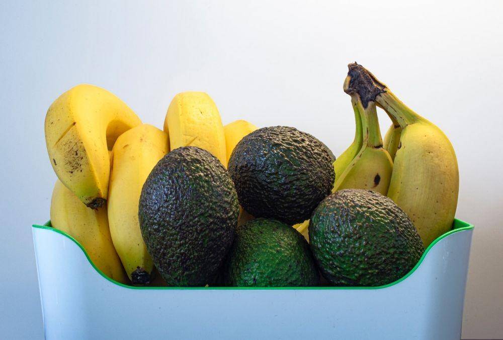 ilustrasi pisang dan alpukat (pexels.com/Lisa A)