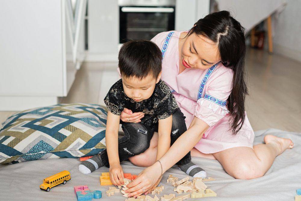ilustrasi ibu dan anak bermain (pexels.com/Mikhail Nilov)