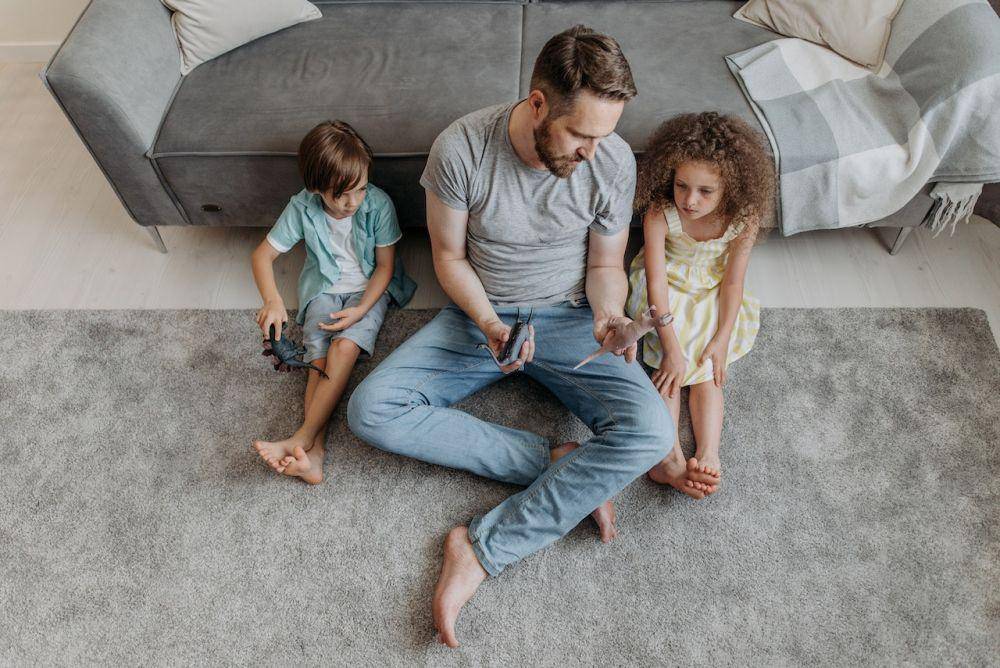 ilustrasi ayah dan anak menghabiskan waktu bersama (pexels.com/Pavel Danilyuk)