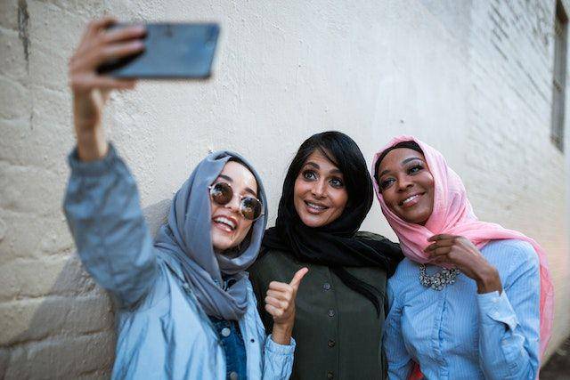 ilustrasi selfie bareng teman (pexels.com/RODNAE Productions)