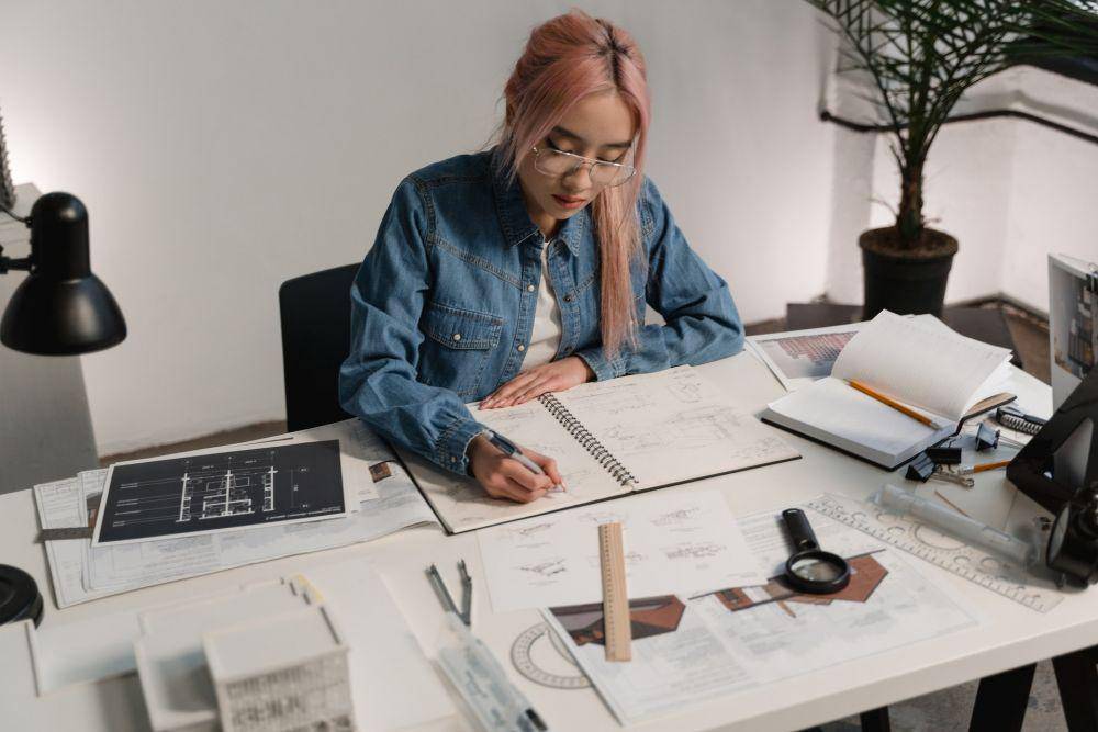 ilustrasi seseorang sedang mengembangkan skill nya (pexels.com/Tima Miroshnichenko)