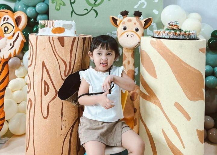 10 Potret Ulang Tahun ke-3 Zaenab, Anak Young Lex, Ceria Bertema Zoo!