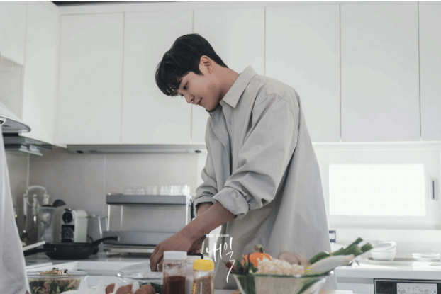 Seorang pria sedang memasak di dapur (hancinema.net)
