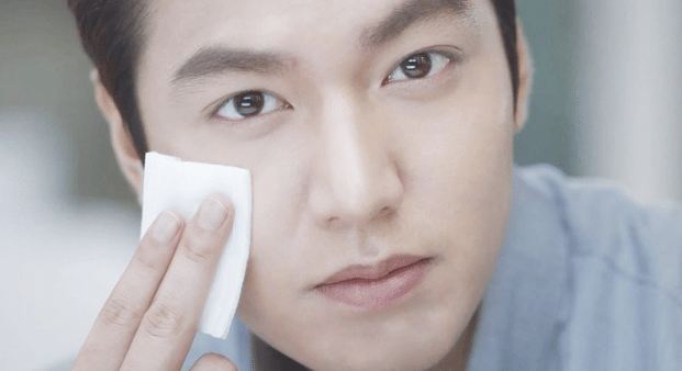 Ilustrasi seorang pria sedang membersihkan wajah (pricearea.com)