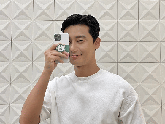 Seorang pria sedang selfie di depan kaca (Dok. Vogue)