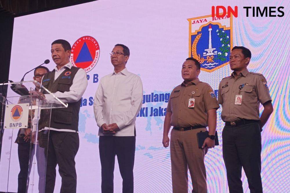 Kepala BNPB, Suharyanto dalam konferensi pers kesiapsiagaan bencana akhir tahun 2022 di Gedung BNPB, Selasa (27/12/2022). (IDN Times/Dini Suciatiningrum)