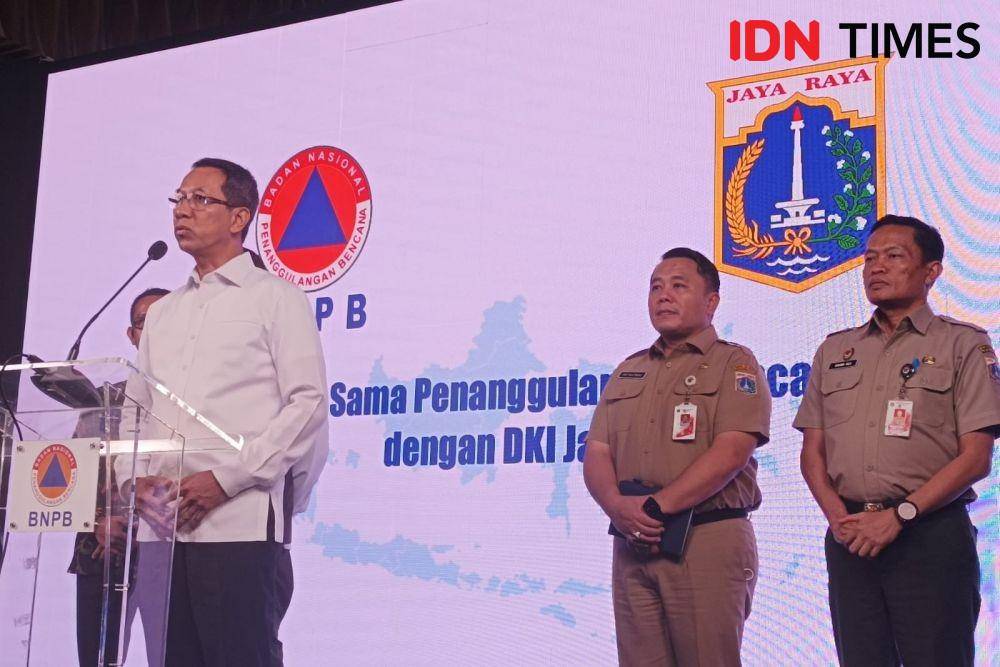 Pj Gubernur DKI Jakarta Heru Budi Hartono, dalam konferensi pers kesiapsiagaan  bencana akhir tahun 2022 di Gedung BNPB, Selasa (27/12/2022). (IDN Times/DIni Suciatiningrum)