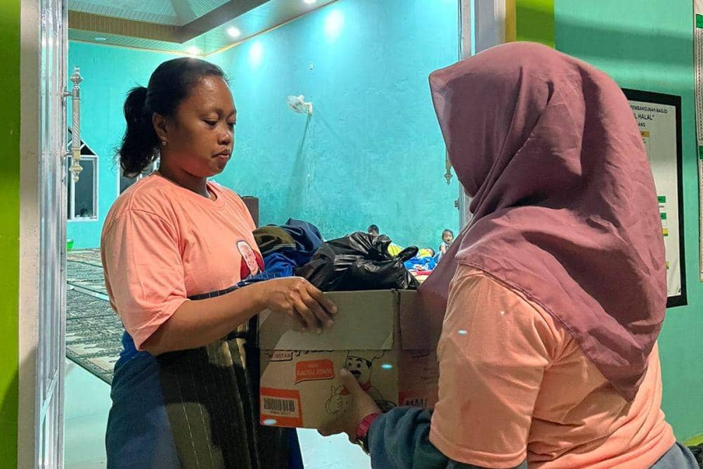 Kelompok relawan menyerahkan bantuan bagi warga terdampak tanah longsor di Kecamatan Parangloe, Kabupaten Gowa. (Dok. IDN Times/Istimewa)