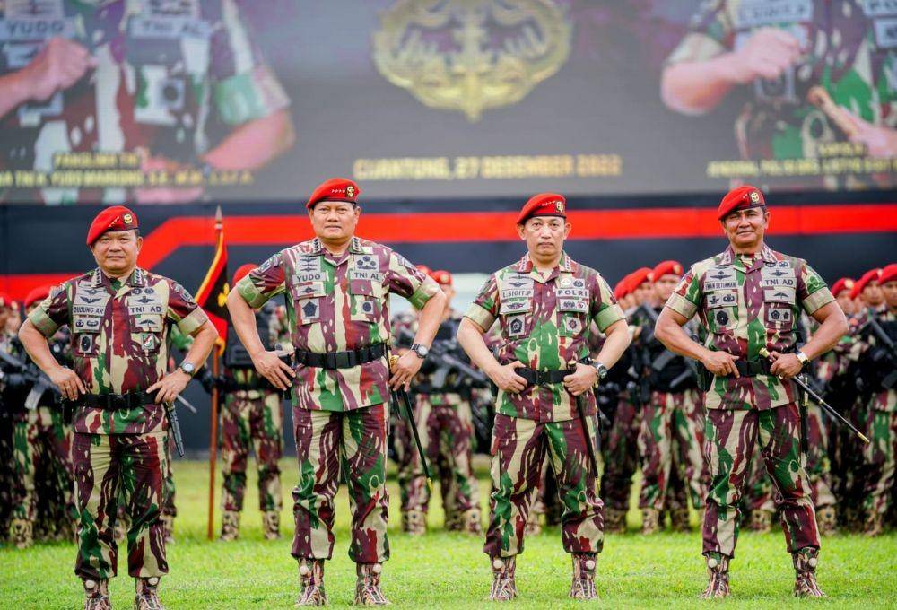 Kapolri Jenderal Listyo Sigit Prabowo dan Panglima TNI Laksamana Yudo Margono disematkan Baret Merah dan Brevet Komando dari pasukan elite Kopassus. (dok. Humas Polri)
