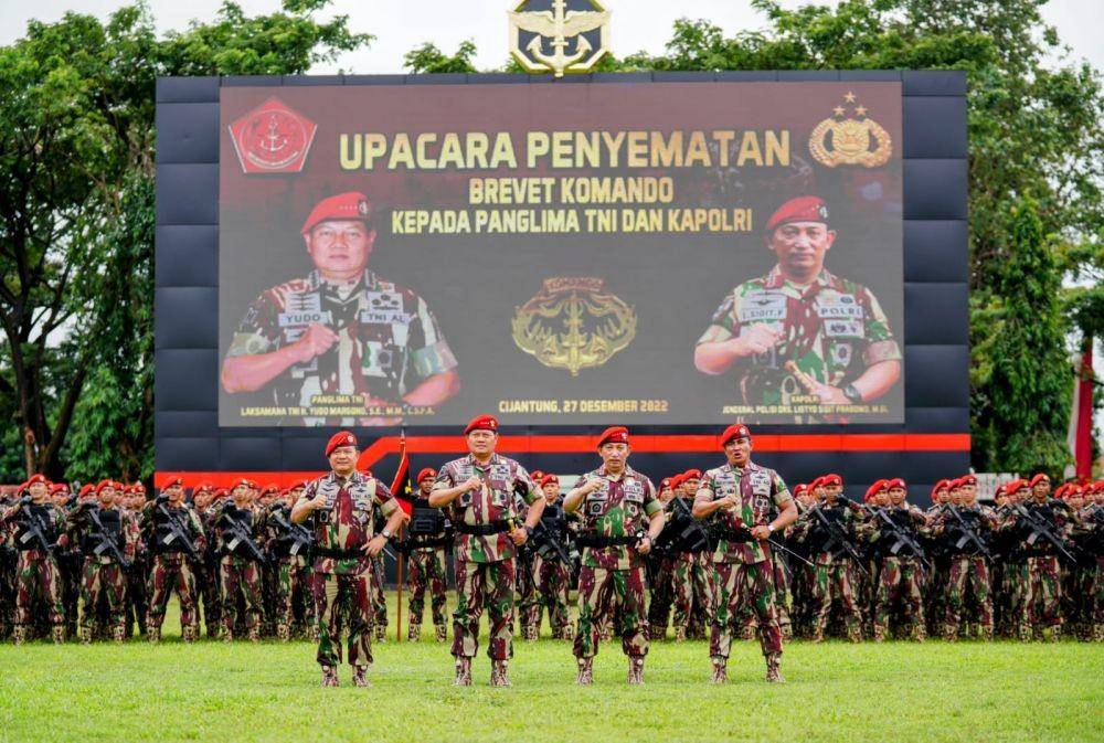 Kapolri Jenderal Listyo Sigit Prabowo dan Panglima TNI Laksamana Yudo Margono disematkan Baret Merah dan Brevet Komando dari pasukan elite Kopassus. (dok. Humas Polri)
