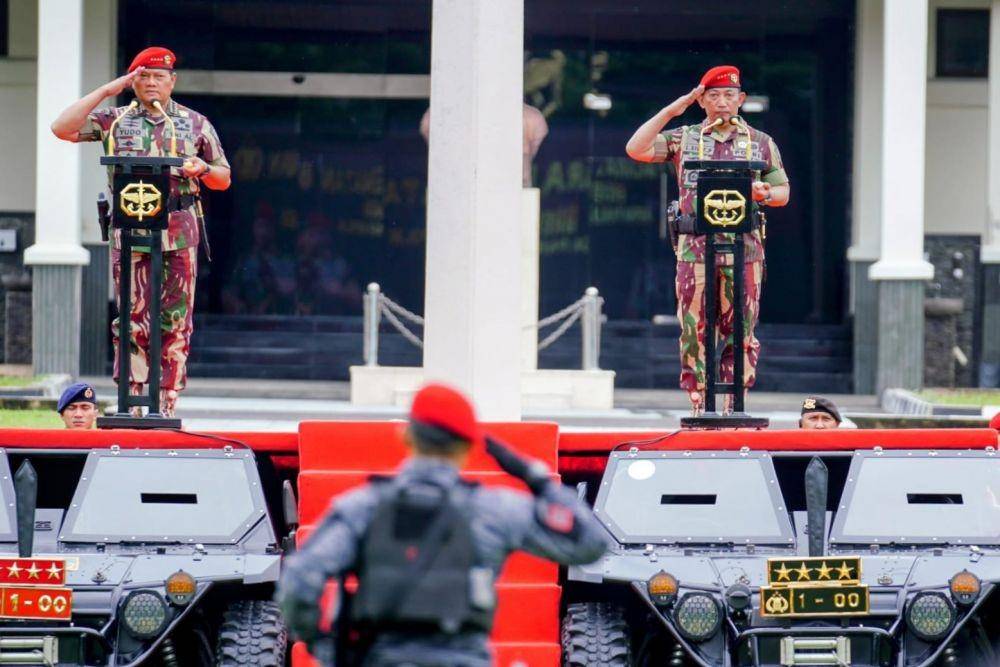 Kapolri Jenderal Listyo Sigit Prabowo dan Panglima TNI Laksamana Yudo Margono disematkan Baret Merah dan Brevet Komando dari pasukan elite Kopassus. (dok. Humas Polri)