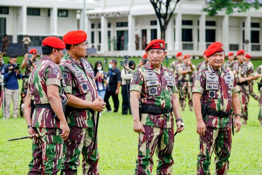 Kapolri Jenderal Listyo Sigit Prabowo dan Panglima TNI Laksamana Yudo Margono disematkan Baret Merah dan Brevet Komando dari pasukan elite Kopassus. (dok. Humas Polri)