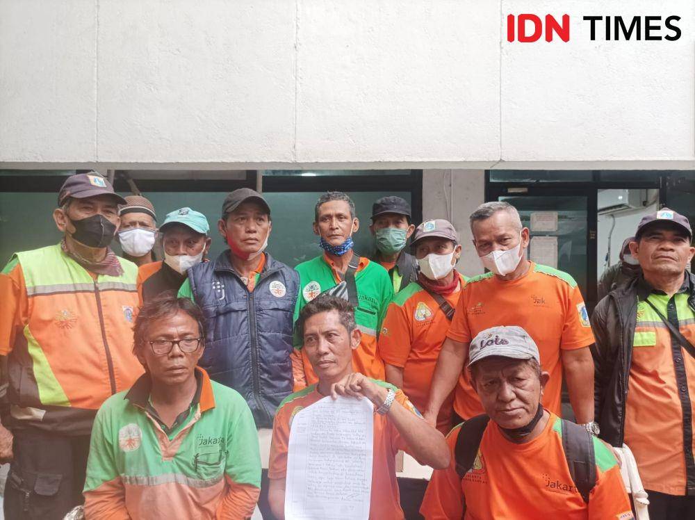 Sejumlah petugas PJLP UPK Badan Air Dinas Lingkungan Hidup Pemprov DKI Jakarta mendatangi Balai Kota, Selasa (27/12/2022). (IDN Times/Dini Suciatiningrum)