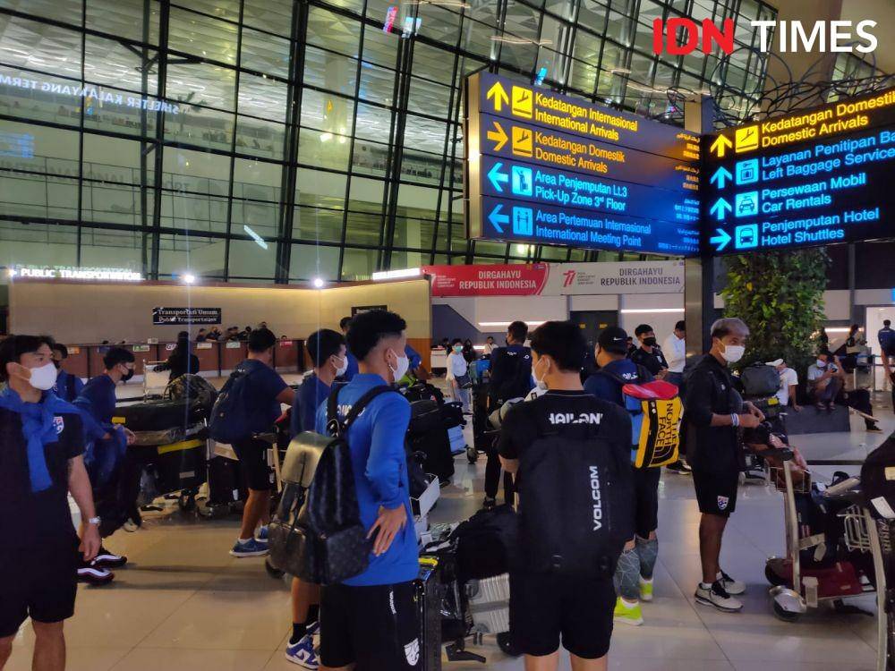 Timnas Thailand tiba di Bandara Soekarno-Hatta, Selasa (27/12/2022), jelang bersua Timnas Indonesia, Kamis (29/12/2022). (IDN Times/Tino Satrio)