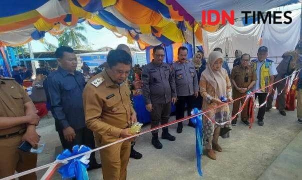 Bupati PPU Hamdam beserta istri menggunting pita diresmikannya WTP Babulu (IDN Times/Ervan)