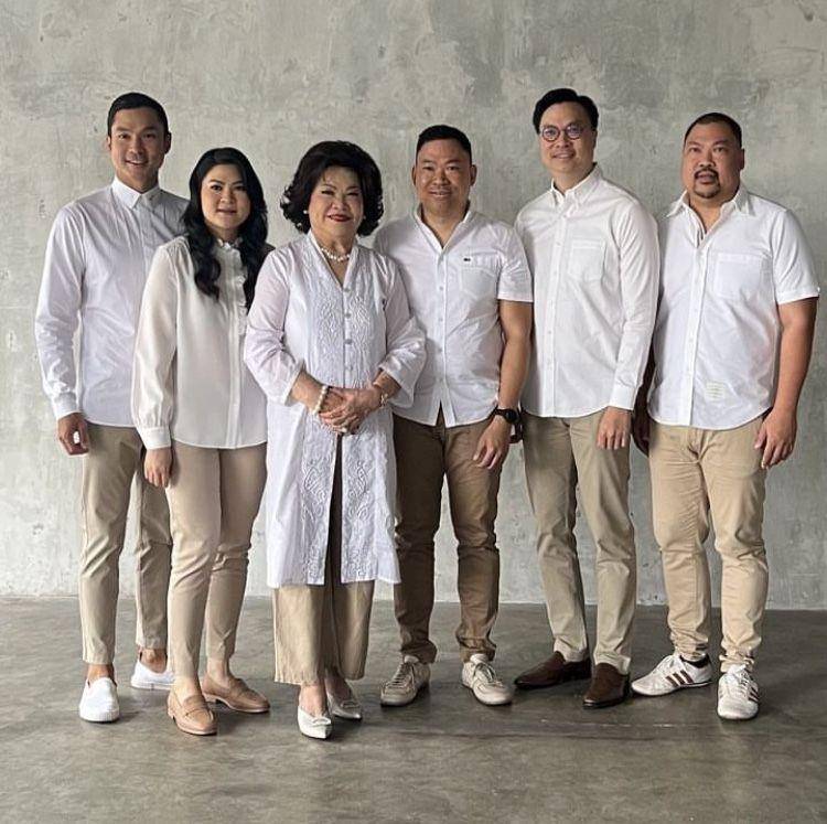 10 BTS Pemotretan Keluarga Sandra Dewi dan Mertua yang Jarang Disorot (instagram.com/sandradewi88)