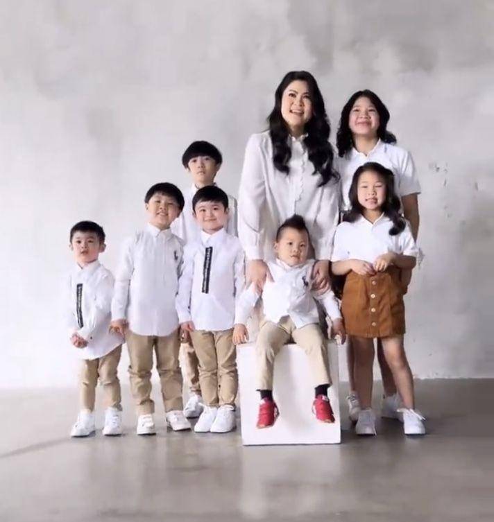 10 BTS Pemotretan Keluarga Sandra Dewi dan Mertua yang Jarang Disorot (instagram.com/sandradewi88)